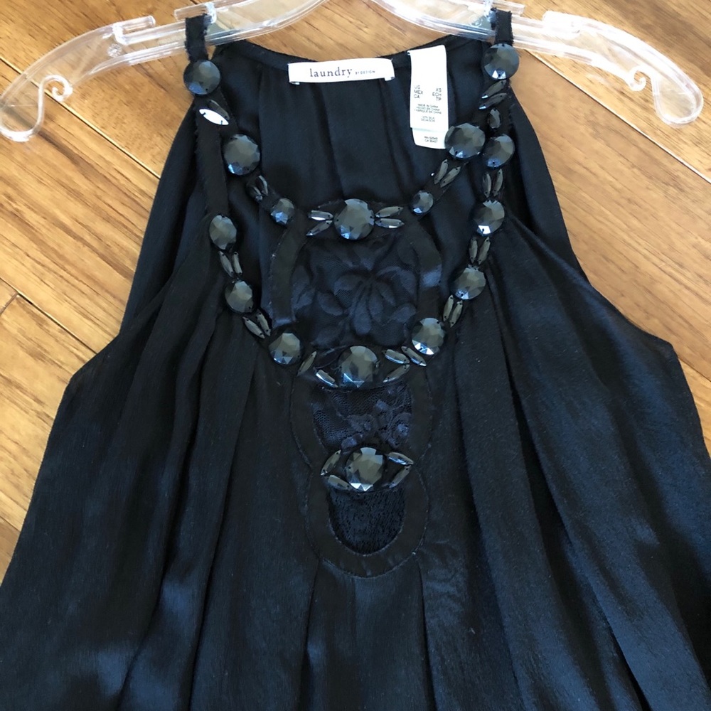 ☘️$10 Designer Laundry top in dark blue/black